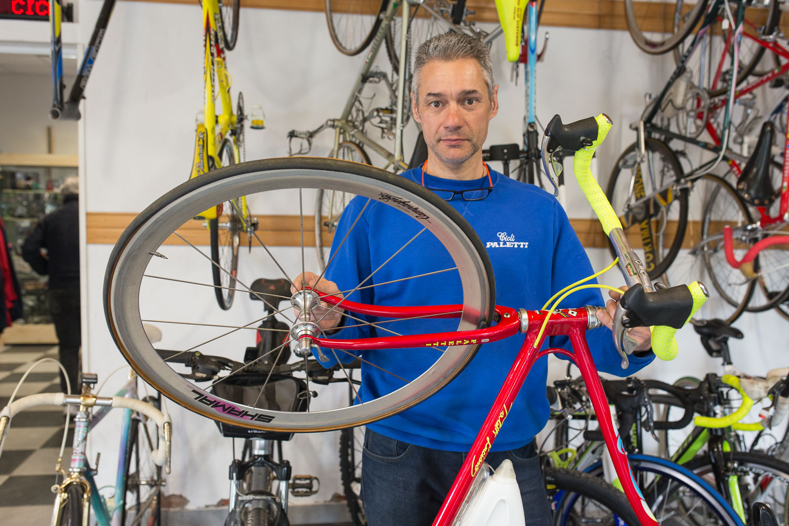 Michele paletti mostra il prototipo di bicicletta senza fili