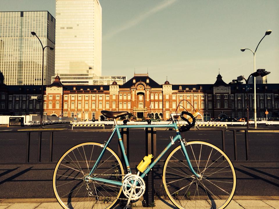 Bicicletta Marastoni davanti alla stazione di Tokyo in Giappone. Foto Marastoni Club Japan.