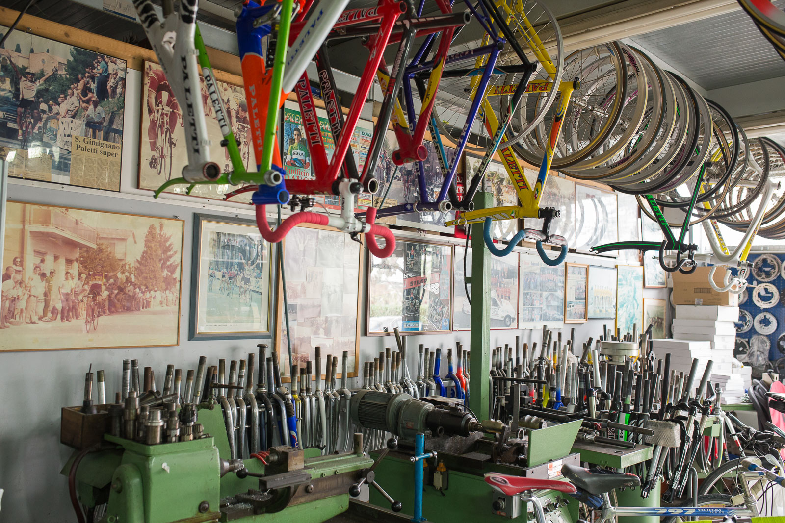 L'officina paletti, oggi diretta dal figlio Michele.