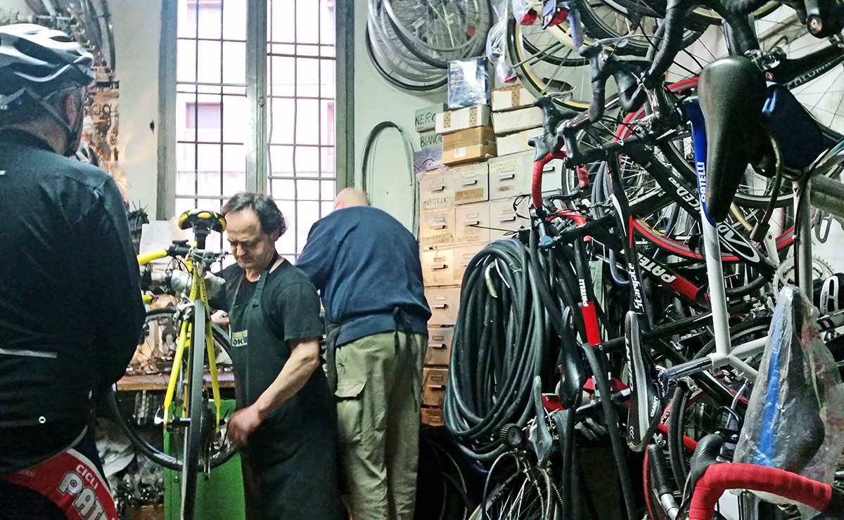 Dario e Roberto al lavoro oggi nell'officina di via Giacomo Matteotti.