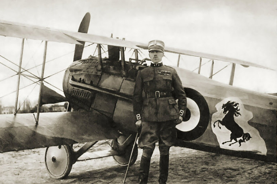 Il famoso pilota Francesco Baracca davanti al suo aereo con il simbolo del Cavallo Rampante